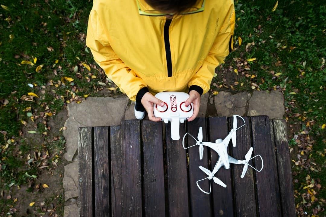 Jak bezpiecznie i przepisowo korzystać z drona?